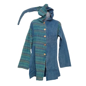 Puede incluir: Una chaqueta azul con capucha, con un patrón a rayas en un lado y un denim azul sólido en el otro. La chaqueta tiene cierre de botones y mangas largas.