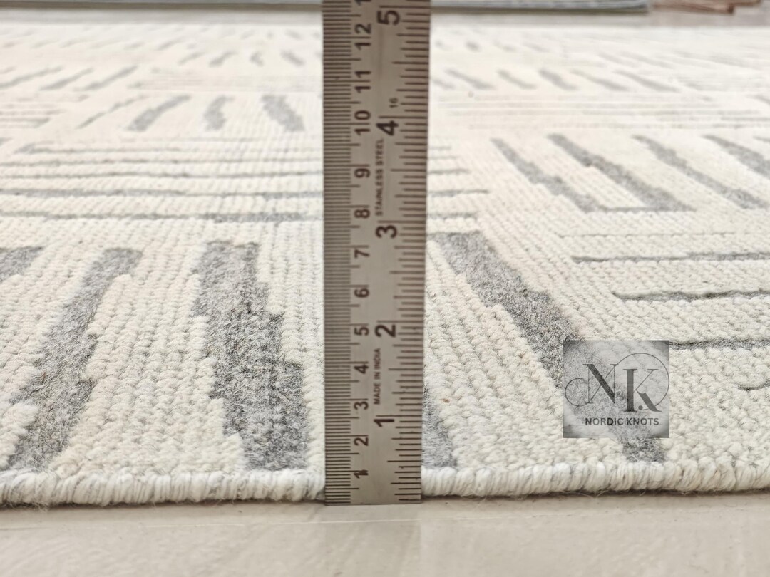 手織りウールエリアラグ：幾何学模様のホワイト＆グレー、ボヘミアン