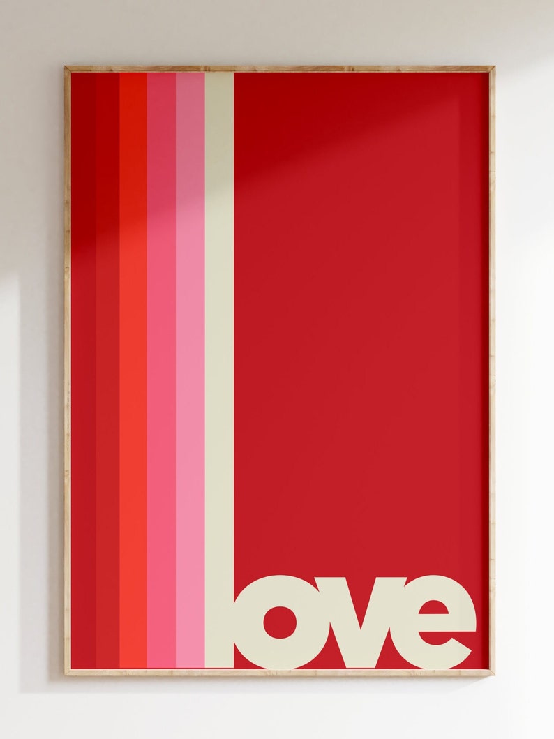 Puede incluir: Una impresi&oacute;n enmarcada con un fondo rojo y rayas verticales en tonos de rojo, rosa y crema. La palabra "love" est&aacute; impresa en blanco en la parte inferior de la impresi&oacute;n.