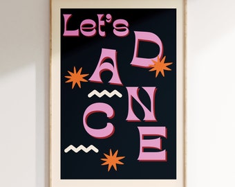 Puede incluir: Un póster en blanco y negro con el texto "Let's Dance" en letras rosas con un diseño estilizado. Las letras están dispuestas en una columna vertical con estrellas y líneas onduladas alrededor.