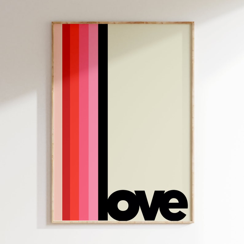 Puede incluir: Una impresi&oacute;n enmarcada con un patr&oacute;n de rayas verticales en rosa, rojo y negro. La palabra "love" est&aacute; impresa en negro en la parte inferior de la impresi&oacute;n.