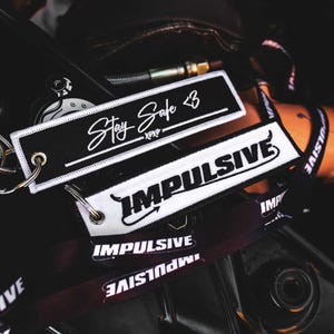 Bleib sicher Jet Tags | JDM Decor, Autozubehör, Paare Geschenk, Anime Schlüsselbund, asiatischer Schlüsselring