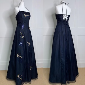 Sukienka na studniówkę w stylu vintage, retro, w stylu lat 90., niebieska, z dekoltem typu halter, z gorsetowym tyłem, wieczorowa, na imprezę, na rejs, formalna, na bal, na specjalne okazje.