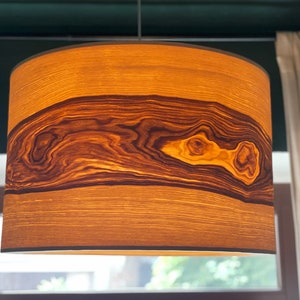 Pantalla para lámparas de pie o colgantes fabricada en chapa de madera auténtica.