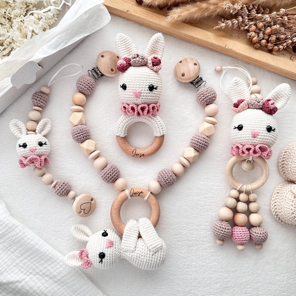 Personalisiert Hase Creme und Rosa Sparset Kinderwagenkette Anhänger Greifring Schnullerkette Babyshower Taufe Geburtsgeschenk mit gravur