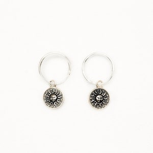 SOLARA Hoops aus 925er Sterling Silber, Sonnen Creolen, Damen Echtsilber Schmuck, Stern Ohrringe, minimalistische filigrane Ohrringe