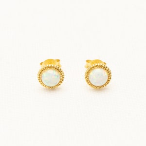 NEVE Opal Ohrstecker aus 925er Sterling Silber mit 14K-Echtgold Legierung, Damen Echtsilber Schmuck, Boho, Vintage, runde Studs Edelstein