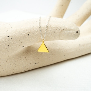 Dreieck Halskette &quot;Tria&quot; aus 925er Sterling Silber, filigrane Halskette mit Anhänger, niedliche Kette mit Dreiecks Anhänger in gold, minimal