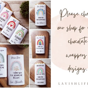 Op de afbeelding: Chocoladereepverpakkingen met regenboog- en thema-ontwerpen voor leraren. De verpakkingen bevatten tekst als "Beste leraar ooit" en "Bedankt voor alles!" op een witte achtergrond. De afbeelding bevat ook de tekst "Bekijk onze shop voor meer chocoladewikkelontwerpen."