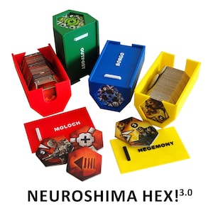 Puede incluir: Una colección de componentes de juego coloridos, que incluyen contenedores rojos, verdes, azules y amarillos etiquetados como "OUTPOST" y "BORGO". Se ven fichas de juego hexagonales y cartas, con el texto "NEUROSHIMA HEX!3.0" en la parte inferior.