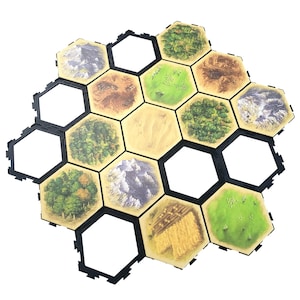 Könnte beinhalten: Ein sechseckiges Spielbrett mit 16 Spielsteinen, die jeweils eine andere Landschaftsszene zeigen. Die Spielsteine sind in einem Wabenmuster angeordnet und haben schwarze Ränder. Die Szenen umfassen Berge, Wälder, Felder und Flüsse.