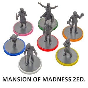 Puede incluir: Conjunto de siete figuras en miniatura de plástico gris sobre bases de colores. Las figuras son del juego de mesa Mansion of Madness 2nd Edition.