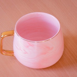 コーヒー、ティーカップ。ハンドルは金の液体で塗装されています。
