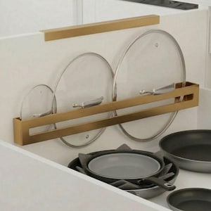 Puede incluir: Una taza de cerámica blanca con un asa negra y el texto "But First, Coffee" en negro, en negrita. La taza está sobre una superficie blanca.