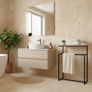 Può includere: Scena di bagno moderno con un mobile lavabo in legno chiaro, un lavabo bianco e un grande specchio. Un portasciugamani in metallo nero sostiene un asciugamano bianco. Una pianta in vaso e un tappeto rotondo aggiungono calore. Le pareti sono beige chiaro.