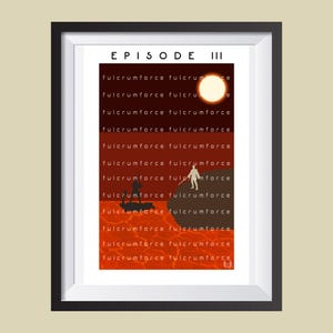 Op de afbeelding: Ingelijste kunstdruk met een scène uit Episode III. Het kunstwerk toont een vurige landschap met silhouetten van personages en de tekst "fulcrumforce" herhaald. Een heldere zon staat in de rechterbovenhoek.