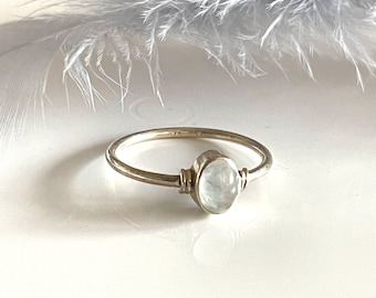 Minimalistischer Mondstein 925 Silberring Kleiner Stein Ring Echt Silber Ring Regenbogen ovaler Edelstein Damenring