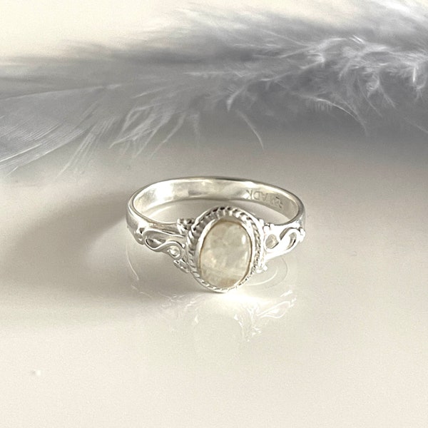 Weißer Mondstein Ring Größe 56 und 57 Echtsilber 925 ovaler Steinring Natürlicher Edelstein Boho Ring Verlobungsring Geschenk für Frau