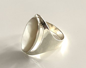 Flacher ovalen Ring Matter Perlmuttring 925 Silber Natursteinring mit Perlmutt Unikat Ring Breiter Massiver Ring für Damen