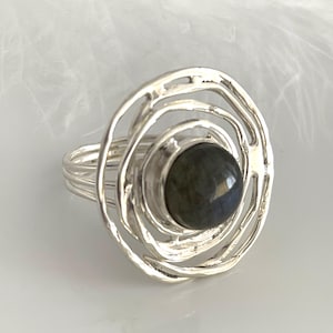 925 Gegen den Strom Ring massiv Großer Labradorit Silberring Modernist Edelsteinring in Größe 58 Abstrakter Damenring