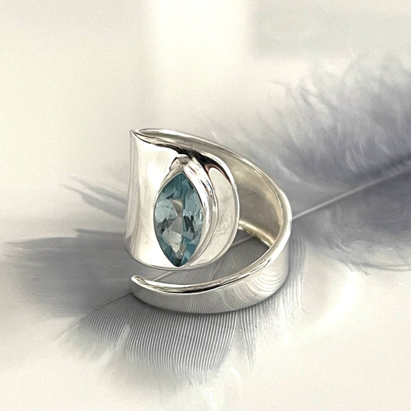 ANELLO IN ARGENTO 925 con topazio blu autentico Anello aperto con pietra preziosa sfaccettata Ampio anello in argento sterling per qualsiasi dimensione Anello da donna di tendenza