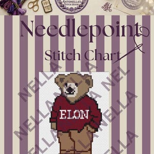 Könnte beinhalten: Eine Stickvorlage für Needlepoint mit einem verpixelten braunen Bären, der einen kastanienbraunen Pullover mit dem weißen Schriftzug ELON auf der Brust trägt. Das Design liegt auf einem Hintergrund aus vertikalen violetten und beigefarbenen Streifen.