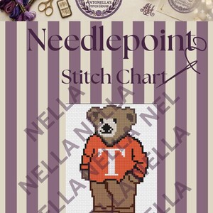 Könnte beinhalten: Ein Stickmuster für Needlepoint mit einem verpixelten braunen Bären, der einen orangefarbenen Pullover mit einem weißen Buchstaben T trägt. Das Design ist vor einem Hintergrund aus vertikalen violetten und beigen Streifen mit dem Text Needlepoint Stitch Chart.