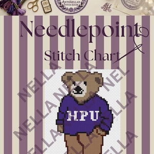 Könnte beinhalten: Ein Stickmuster für Needlepoint mit einem verpixelten braunen Bären, der einen violetten Pullover mit den weißen Buchstaben HPU trägt. Das Design ist vor einem Hintergrund aus vertikalen violetten und weißen Streifen mit Stickgarn, Schere und Nadeln.