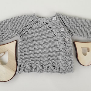 Brei-instructies voor een babyjasje van katoen/polyester, maat 56, 2-4 maanden, sluit aan de zijkant, breischema rij voor rij, gedetailleerd