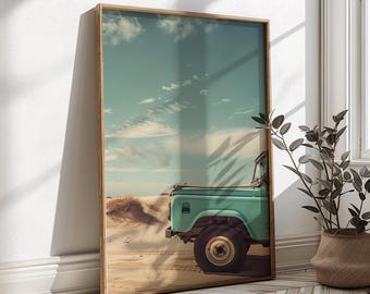 Puede incluir: Impresión enmarcada de un todoterreno vintage de color verde azulado en una playa de arena bajo un cielo azul con nubes. La impresión, en un marco de madera natural, evoca viajes y aventura.