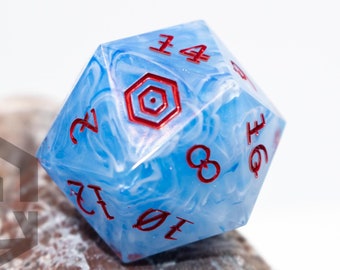 Könnte beinhalten: Ein blauer und weißer Marmor-W20-Würfel mit roten Zahlen. Der Würfel liegt auf einem braunen Stein.