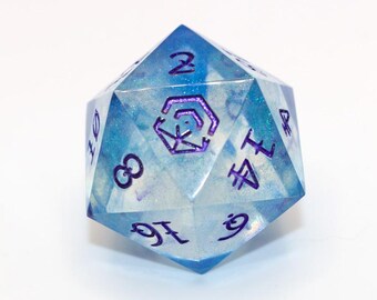 Könnte beinhalten: Ein durchscheinender blau-weißer zwanzigseitiger Würfel mit lila Zahlen und Symbolen. Der Würfel ist ein Polyeder mit sichtbaren Facetten und einem schimmernden, wolkigen Inneren. Ideal für Tabletop-Spiele.