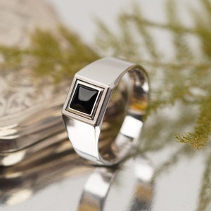 14K White Gold Men&#39;s Onyx Ring: Vintage 1980s Signet