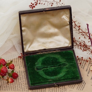 Antique Leather Brooch Box, Antique Presentation Box, Antique Leather Jewelry Box Green Velvet Interior