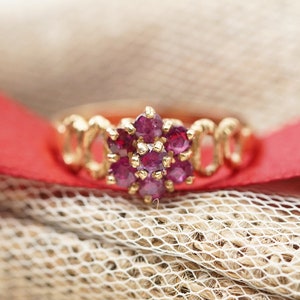 Vintage 9ct Gold Ruby Flower Ring - 1977 Hallmarked