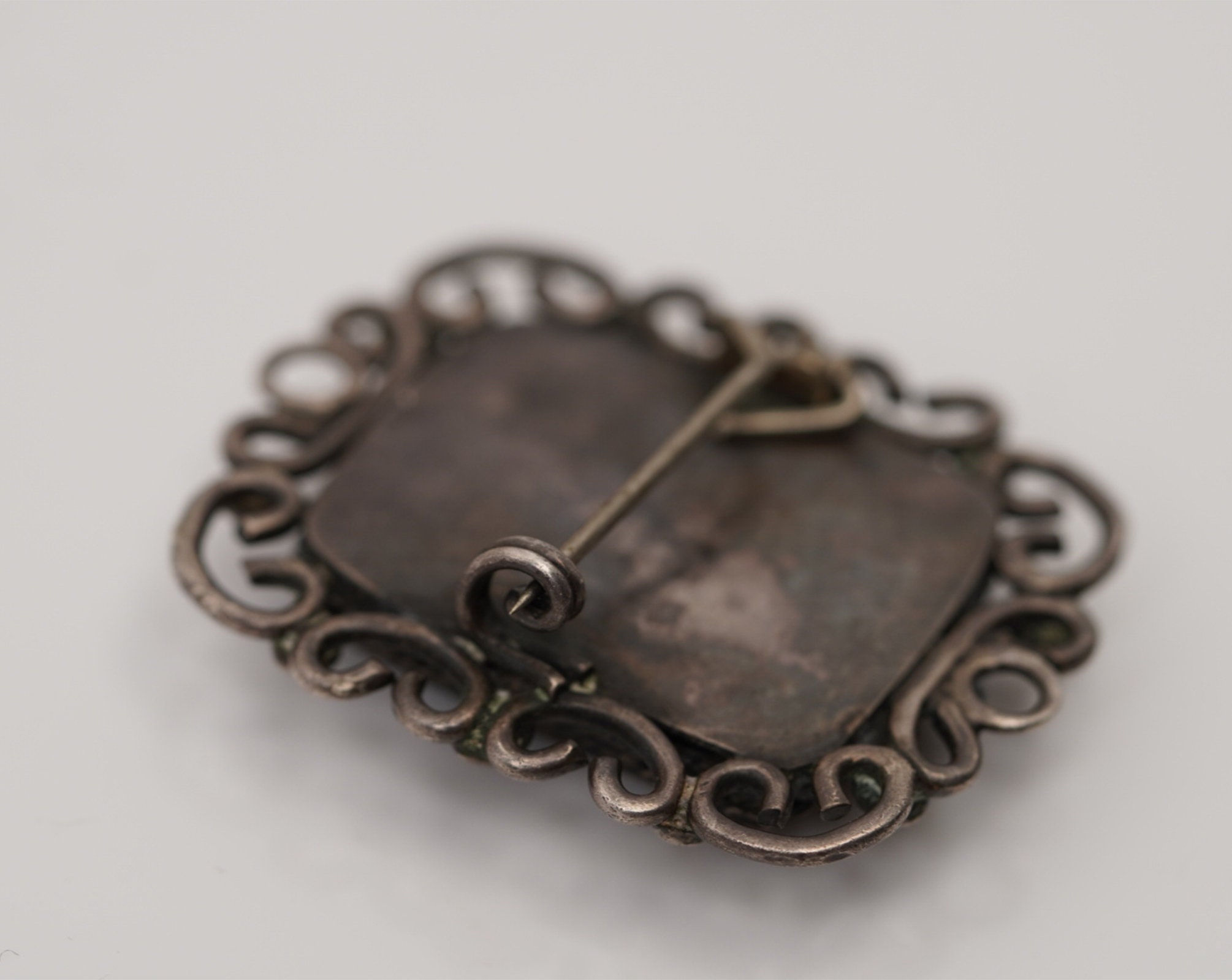 Broche Ancienne Religieuse Portrait Filigrane Argent 19ème Siècle - État Bon Avec Petit éclat