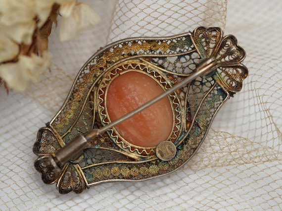 Broche argent, marcasites, avec camée, femme au chapeau de plumes