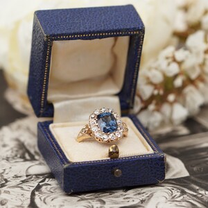 Boîte à bagues bleue antique : intérieur en velours et satin