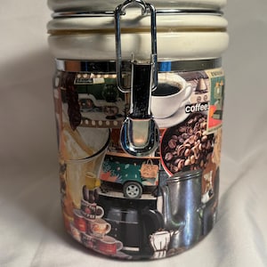 Könnte beinhalten: Eine weiße Keramik-Kaffeedose mit einem silbernen Deckel und Verschluss. Die Dose ist mit einer Collage von Kaffeebildern verziert, darunter Kaffeebohnen, Kaffeetassen und Kaffeemaschinen. Der Text "coffee" ist auf der Dose sichtbar.