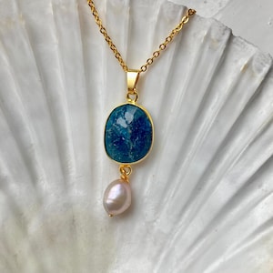 Kyanite and pearl pendant necklace