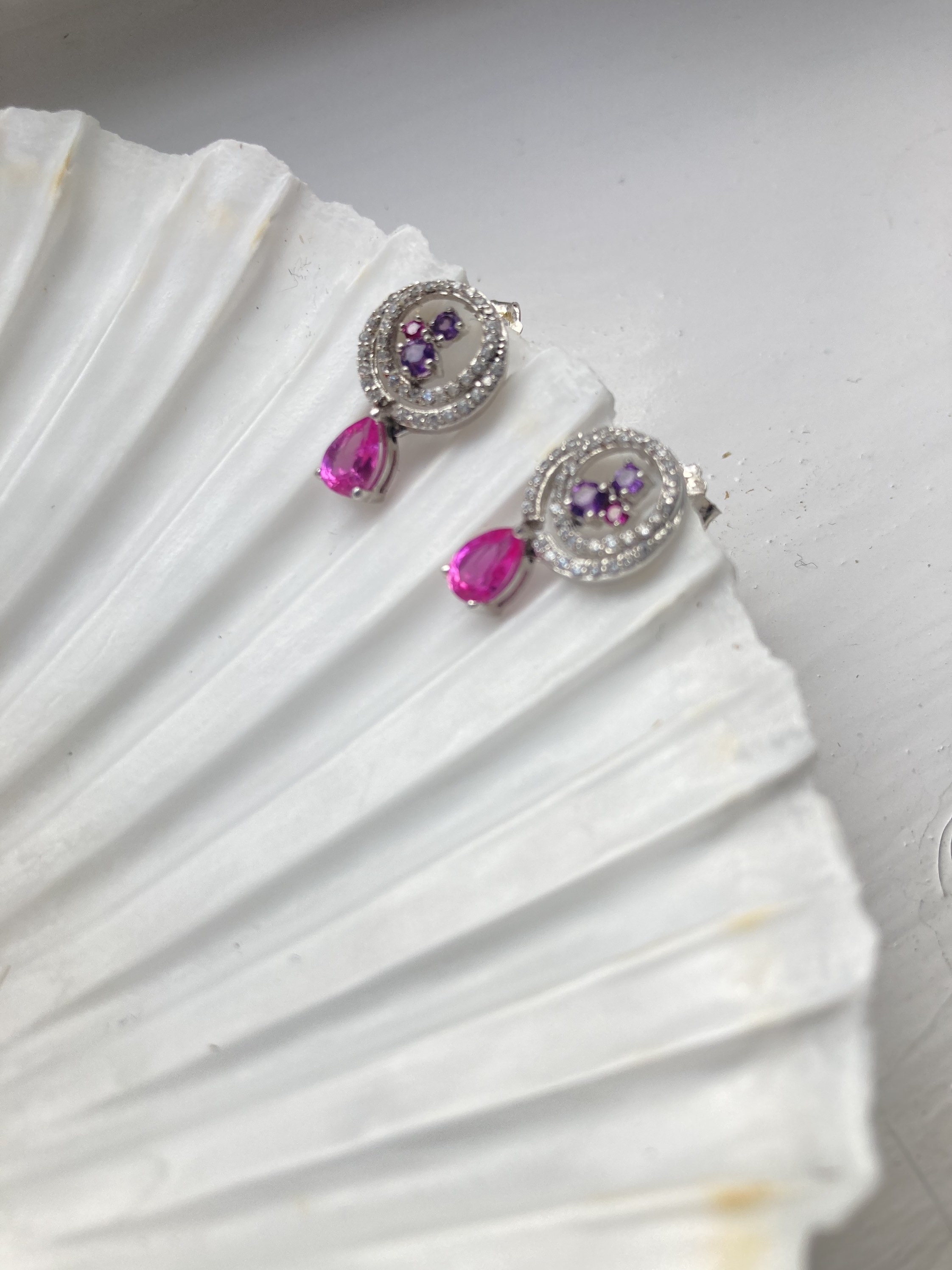 RIZILIA Orecchini A Goccia Con Zaffiro Rosa CZ A Forma Di Principessa - Placcatura Oro Bianco 18K, In Sacchetto Regalo