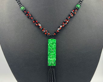 Collana con nappe di giada verde Collana di giada naturale Collana di perline Collana di giada in stile Art Déco con perle di corallo rosso e onice nero lunghe 24 pollici