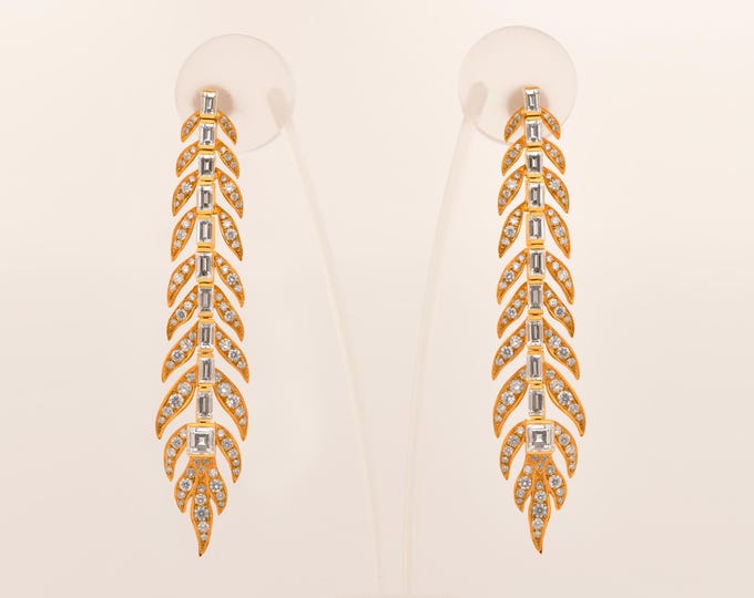 Elegant 18k Yellow Gold Diamond Drop Earrings: Luxurious Statement Jewelry for Special Occasions