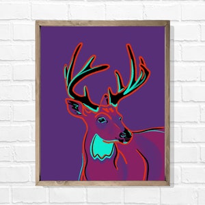 Puede incluir: Una ilustración estilizada de un ciervo con grandes cuernos en estilo pop art. El ciervo está delineado en negro y relleno con tonos de rojo y morado sobre un fondo morado.