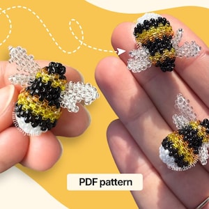 Puede incluir: Adornos de abeja hechos a mano con cuentas con detalles en negro, amarillo y blanco. Las alas están hechas de cuentas transparentes. La imagen muestra varias abejas, una de ellas enfocada. El texto "PDF pattern" es visible.