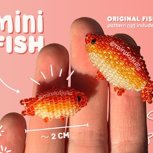 Pu&ograve; includere: Due mini pesci di perline, lunghi circa 2 cm, nelle tonalit&agrave; dell'arancione e del giallo. L'immagine include il testo "mini FISH" e "ORIGINAL FISH pattern not included". I pesci sono esposti su uno sfondo rosa.