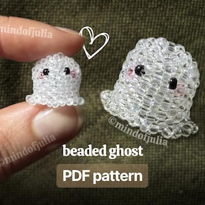 Puede incluir: Dos figuras de fantasmas de cuentas, una sostenida por una persona, con ojos negros y mejillas rosadas. El texto "beaded ghost" y "PDF pattern" se muestra sobre un fondo marrón. Un corazón blanco está dibujado encima del fantasma.