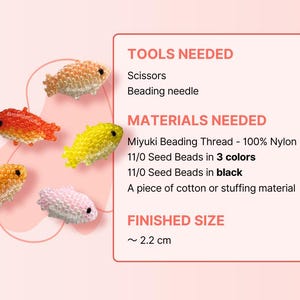 Pu&ograve; includere: Pesciolini fatti a mano con perline nei toni dell'arancione, giallo e rosa. L'immagine include un elenco dei materiali necessari, tra cui perline e filo di nylon. La dimensione finale del pesce &egrave; di circa 2,2 cm.
