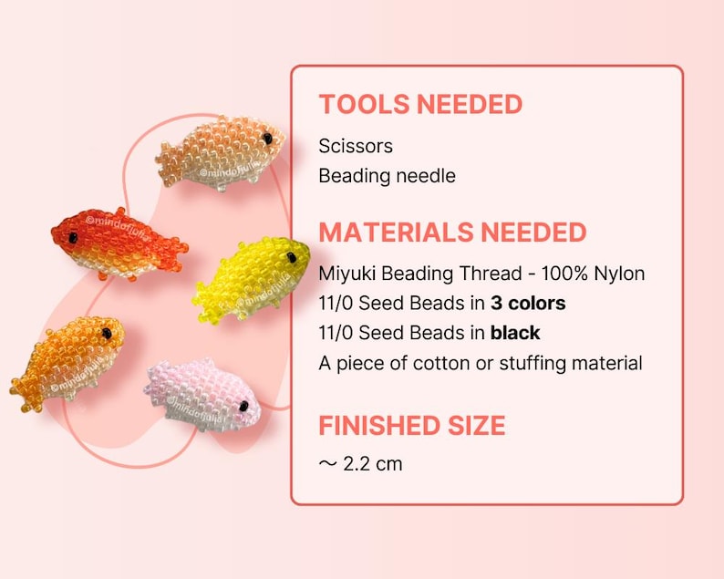 Pu&ograve; includere: Pesciolini fatti a mano con perline nei toni dell'arancione, giallo e rosa. L'immagine include un elenco dei materiali necessari, tra cui perline e filo di nylon. La dimensione finale del pesce &egrave; di circa 2,2 cm.