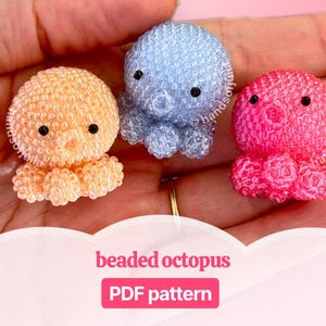 Op de afbeelding: Drie kleine octopusfiguren gemaakt van kleine kraaltjes in perzik, lichtblauw en felroze, elk met twee zwarte kraaloogjes. De tekst eronder luidt beaded octopus PDF pattern, wat duidt op een digitale handleiding voor deze creaties.